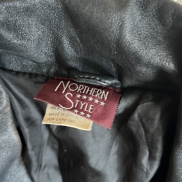 WOMAN’S Vintage Black Leather Jacket Size Medium - Picture 4 of 6